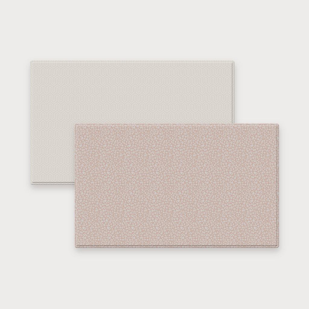 Vändbar premiumlekmatta med blomstermönster i varm dammrosa och sandbeige geometrisk baksida. 13 mm skum, EN71-godkänd. Fri frakt och 30 dagars retur.