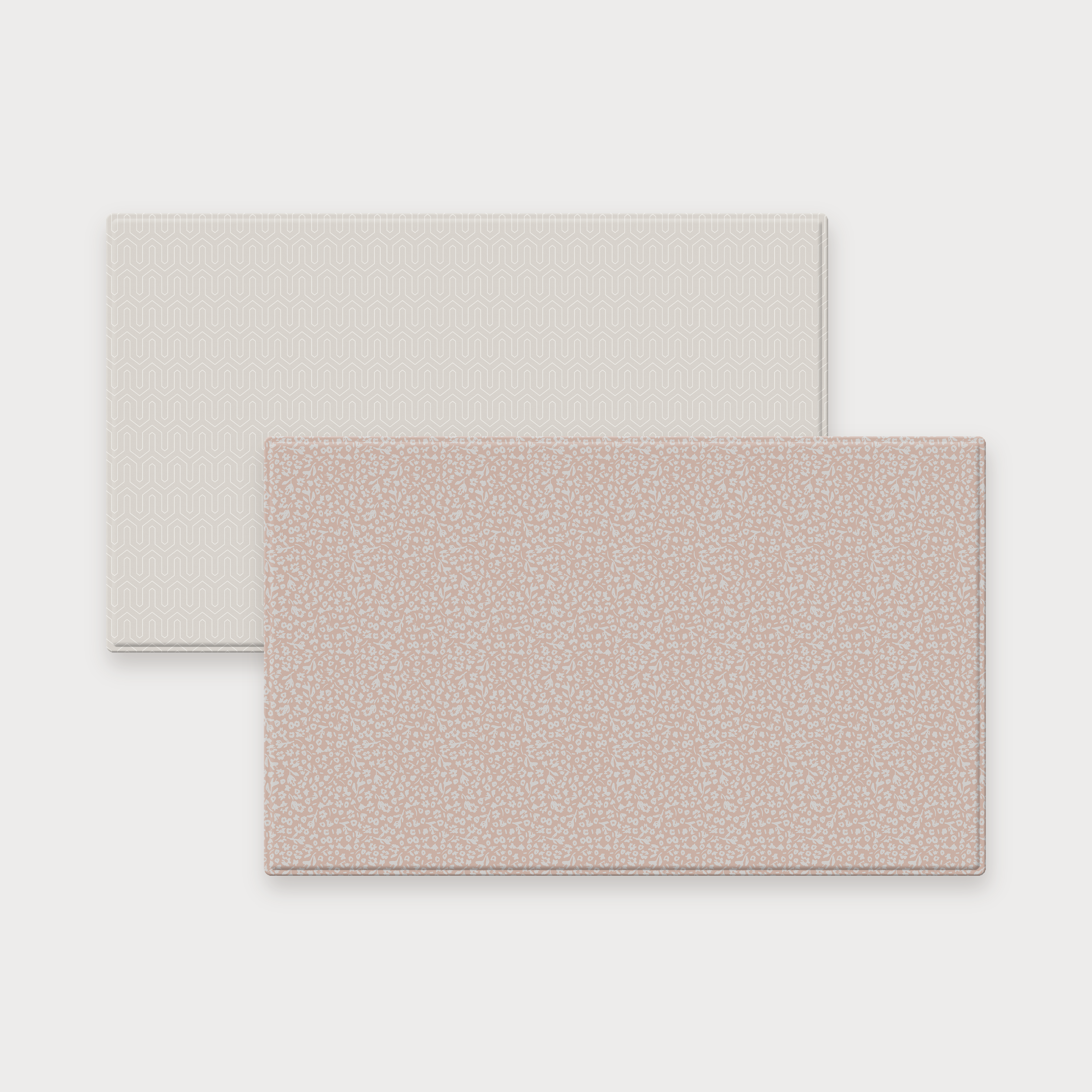 Vändbar premiumlekmatta med blomstermönster i varm dammrosa och sandbeige geometrisk baksida. 13 mm skum, EN71-godkänd. Fri frakt och 30 dagars retur.