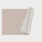 Vändbar premiumlekmatta med blomstermönster i varm dammrosa och sandbeige geometrisk baksida. 13 mm skum, EN71-godkänd. Fri frakt och 30 dagars retur.