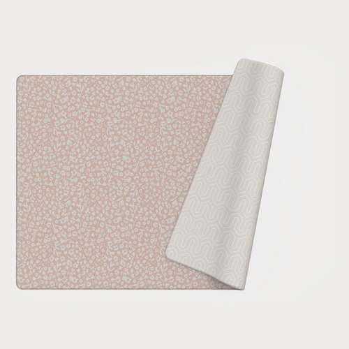 Översikt vändbar premiumlekmatta med blomstermönster i varm dammrosa och sandbeige geometrisk baksida.