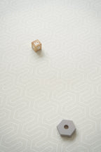 Vändbar premiumlekmatta i sandbeige geometriskt mönster.