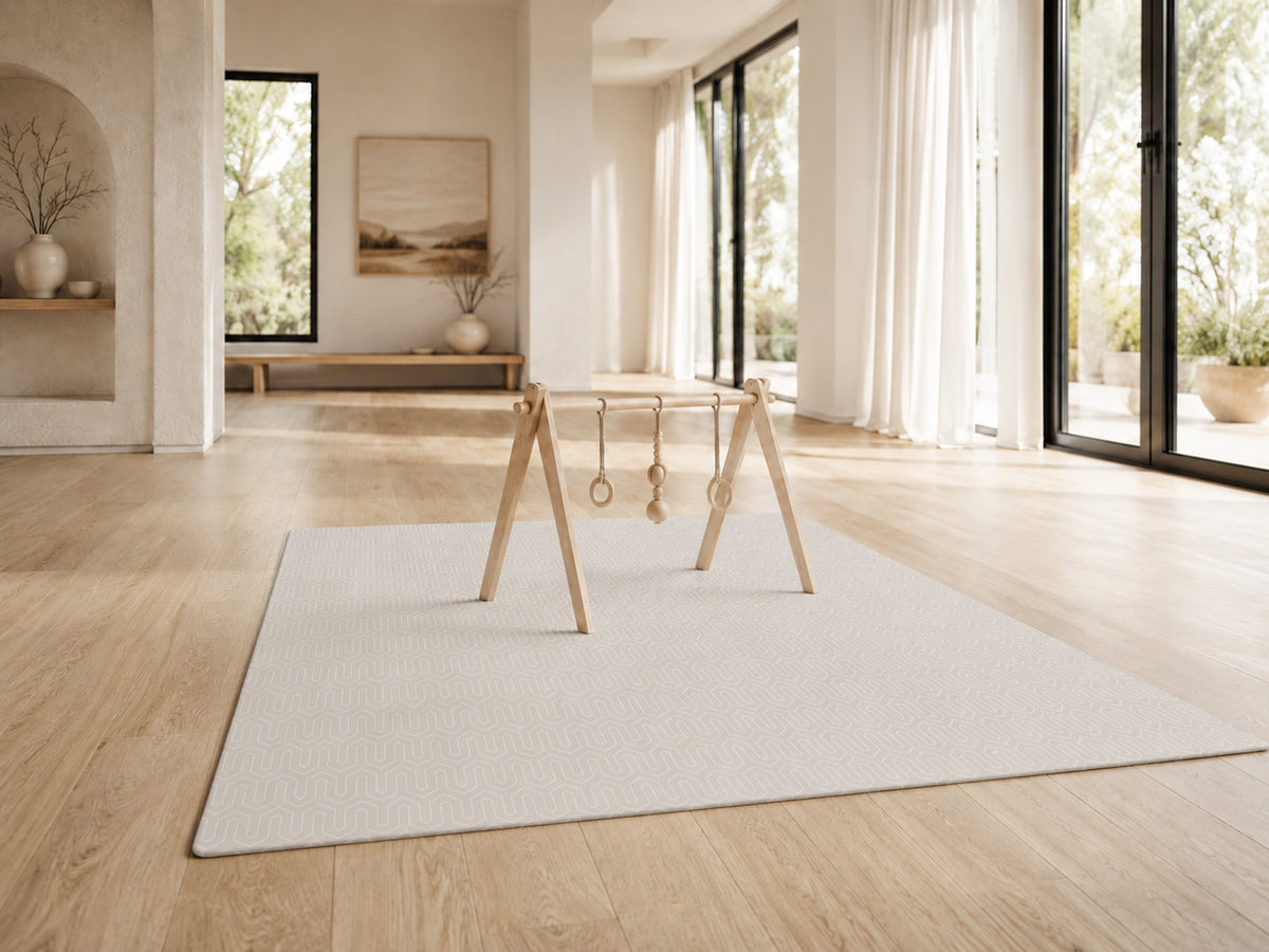 Vardagsrum visar premiumlekmatta i sandbeige geometrisk baksida.